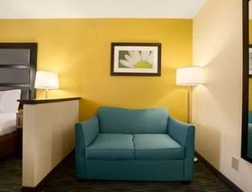Days Inn & Suites by Wyndham Commerce
