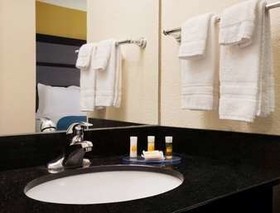 Days Inn & Suites by Wyndham Commerce