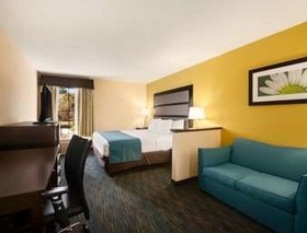 Days Inn & Suites by Wyndham Commerce