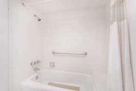 Howard Johnson by Wyndham Commerce GA