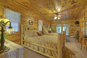 Snuggle Inn & Treehouse