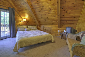 Snuggle Inn & Treehouse