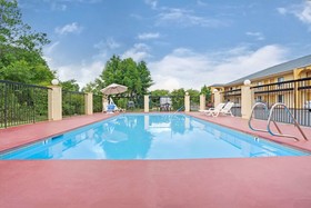 Red Carpet Inn & Suites