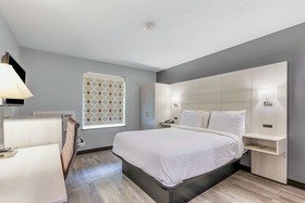 Days Inn by Wyndham Savannah Gateway I-95