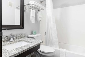 Days Inn by Wyndham Savannah Gateway I-95