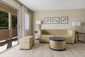 Plantation Hale Suites