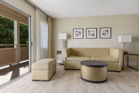 Plantation Hale Suites