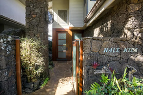Hale Kipa | Perched on the Bluffs