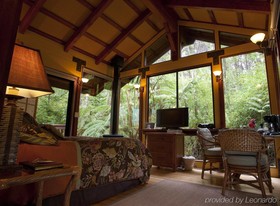 Volcano Village Lodge