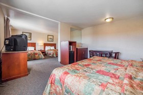 Rodeway Inn & Suites