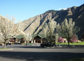 Salmon Rapids Lodge