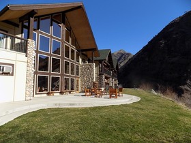 Salmon Rapids Lodge