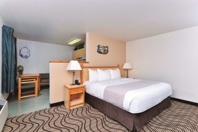 Cedar Street Hotel & Suites