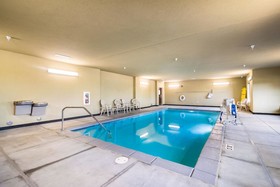 Cobblestone Hotel & Suites