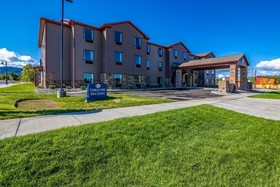 Cobblestone Hotel & Suites