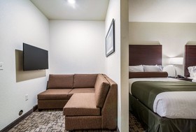 Cobblestone Hotel & Suites