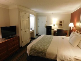 Days Inn & Suites by Wyndham Arlington Heights