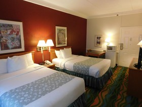 Days Inn & Suites by Wyndham Arlington Heights