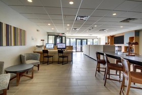 Holiday Inn Express & Suites Aurora - Naperville