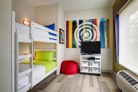 Holiday Inn Express & Suites Aurora - Naperville