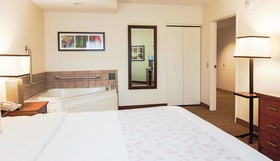 La Quinta Inn & Suites by Wyndham Bannockburn-Deerfield
