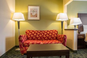 Days Inn & Suites by Wyndham Bloomington/Normal IL