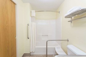 Days Inn & Suites by Wyndham Bloomington/Normal IL