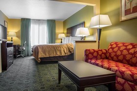 Days Inn & Suites by Wyndham Bloomington/Normal IL
