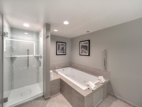 DoubleTree by Hilton Hotel Bloomington