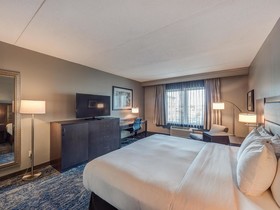 DoubleTree by Hilton Hotel Bloomington