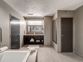 DoubleTree by Hilton Hotel Bloomington