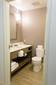 Holiday Inn & Suites Bloomington-Airport