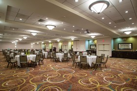 Holiday Inn & Suites Bloomington-Airport