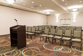 Holiday Inn & Suites Bloomington-Airport