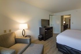 Holiday Inn & Suites Bloomington-Airport