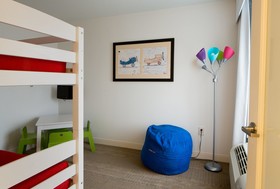 Holiday Inn & Suites Bloomington-Airport