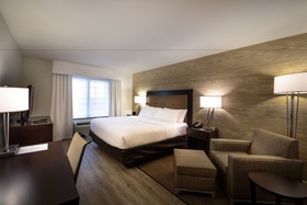 Holiday Inn & Suites Bloomington-Airport