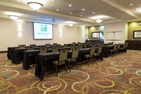 Holiday Inn & Suites Bloomington-Airport