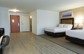 Holiday Inn & Suites Bloomington-Airport