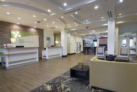 Holiday Inn & Suites Bloomington-Airport