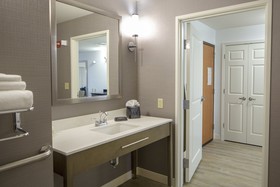 Holiday Inn & Suites Bloomington-Airport