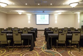 Holiday Inn & Suites Bloomington-Airport