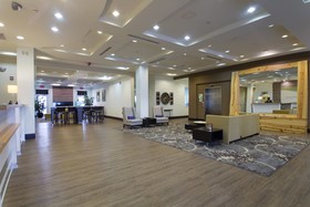 Holiday Inn & Suites Bloomington-Airport