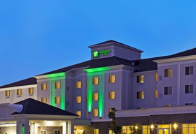 Holiday Inn & Suites Bloomington-Airport
