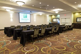 Holiday Inn & Suites Bloomington-Airport