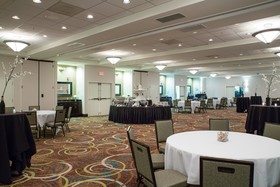 Holiday Inn & Suites Bloomington-Airport