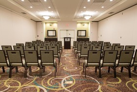 Holiday Inn & Suites Bloomington-Airport