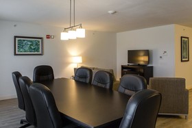 Holiday Inn & Suites Bloomington-Airport