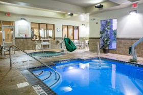 Holiday Inn & Suites Bloomington-Airport