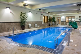 Holiday Inn & Suites Bloomington-Airport